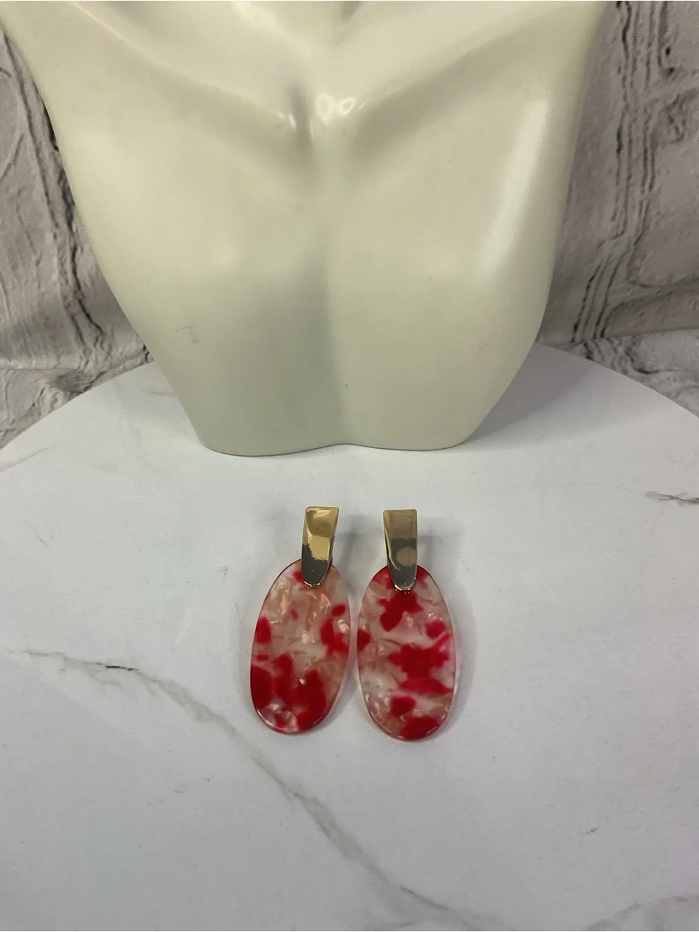 🌟🌟 Red and Cream Acrylic Oval Drop Earrings with Gold Accent